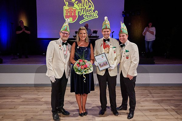 Ausgezeichnet. Präsident Axel Remmert-Bobe (l.) und Ordensmeister Michael Peine (r.) ehren den neuen Ehrenpräsident Dominik Thiet und seine Frau Sylvia. - © StKG/Marc Obermann
