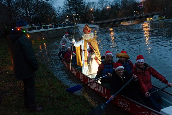 Seit einigen Jahren kommt Julian Hölscher als Nikolaus im Drachenboot über die Werre. Zum Kostüm gehören Mitra, Bischofsstab und ein prächtiger Mantel. - © Ralf Bittner