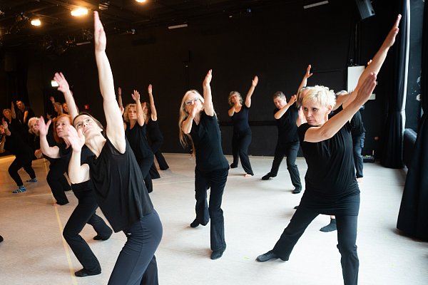Eine Szene ist von einer Choreografie Mary Wigmas inspiriert, die diese für die Olympischen Spiele 1936 entwickelt hatte. Konformität und Individualität sind die beiden Pole, um die das "Tanzstück Nummer 10" kreist. - © Ralf Bittner