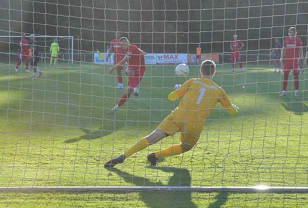 Dominik Steczyk trifft per Elfmeter zum zwischenzeitlichen 2:0 für den SC Verl. - © Jens Dünhölter