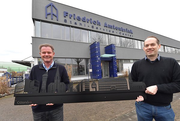 Stefan Döring (links) und Olaf Goldbecker präsentieren die Gütersloher Skyline. - © sport/presse/foto Dünhölter