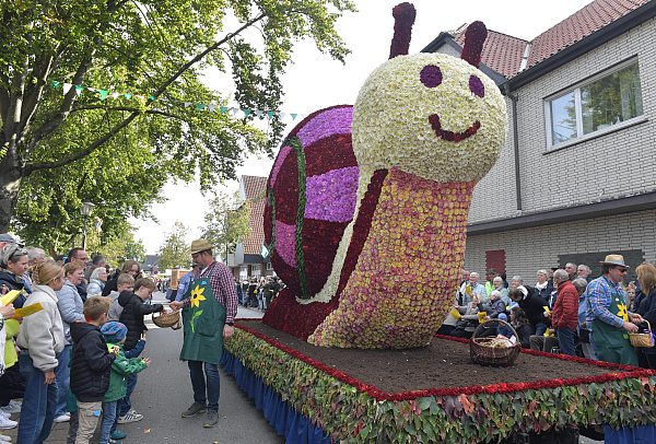 Viele Menschen haben die schönen Wagen beim Erntedankumzug 2024 in Herzebrock-Clarholz bewundert. - © sport/presse/foto Dünhölter