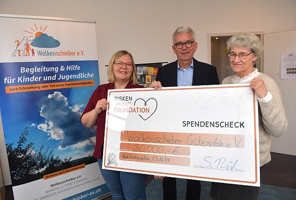 Linda Hüllbrock (l.) und Elisabeth Schultheis-Kaiser (Verein Wolkenschieber) mit Dirk Leiendecker (Kuratoriumsvorsitzender Risken Family Foundation). - © sport/presse/foto Dünhölter