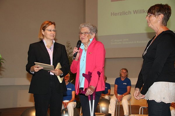 Alt-Turnerin Herta Veldkamp vom Gütersloher Turnverein (GTV) wurde zum Ehrenmitglied des Miratu ernannt. WTB-Vize Anke Schluckebier (l.) und Miratu-Vorsitzende Christa Veldkamp gratulieren.