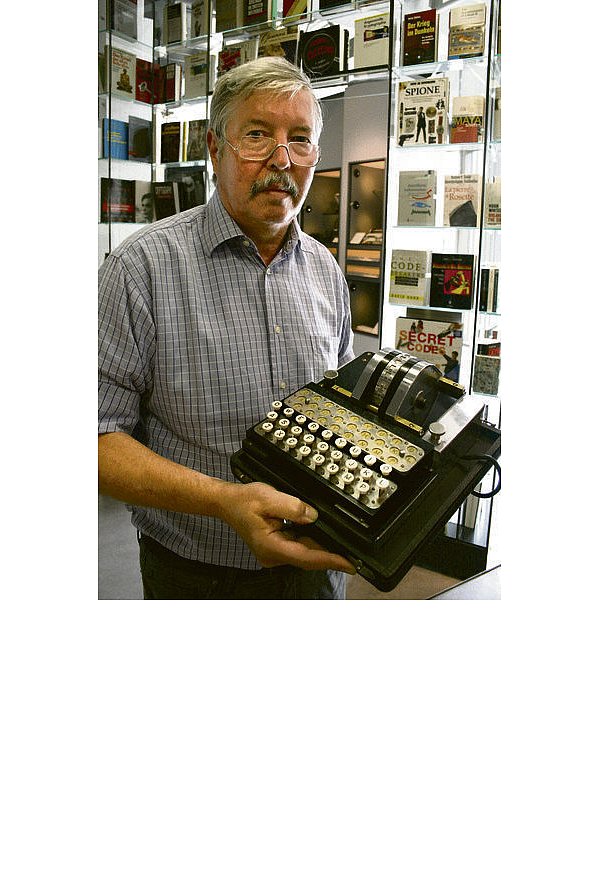 Sein Lieblingsbereich: Vor dem Eintritt zur Kybernetik-Abteilung hält Norbert Ryska eine Hebern Rotor-Chiffriermaschine in der Hand - eine Dauerleihgabe der amerikanischen Geheimdienstes NSA ist, zu der Ryska gute Kontakte hat. - © FOTOS: HOLGER KOSBAB