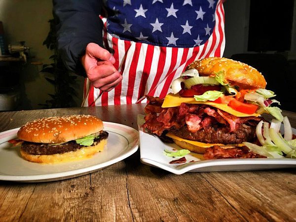 Unterschied: Der handelsübliche Burger (l.) sieht neben dem der Grillshow ziemlich klein aus.
