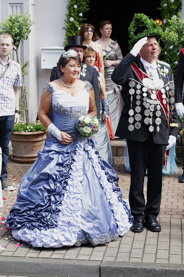Ehrwürdig: Altkönigspaar Kriemhild und Manfred Beverungen boten großen und kleinen Gästen ein prachtvolles Bild. - © Patricia Speith