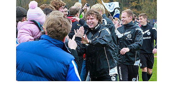400 Fans demonstrieren für Arminia-Coach Krämer - © Arminia