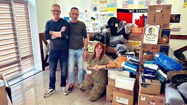 Das Hilfsprojekt für die Ukraine, United for Freedom, hat die kanadische Non-Profit-Organisation Planet of People ins Leben gerufen. Deshalb verschmelzen die beiden Flaggen. - © Sven Barbaresko
