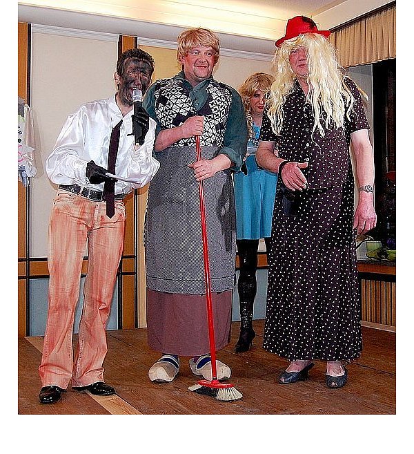 Bruce Darnell ist völlig begeistert von dem, was die Vehlager Top-Modells Willi Benus und Wilhelm Haverkamp präsentieren, während sich Heidi Klum bedeckt hält.