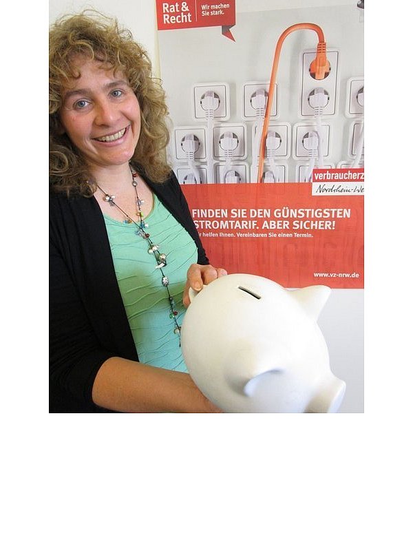 Cornelia Franke-Röthemeyer von der Verbraucherzentrale in Minden berät zum Thema Stromanbieterwechsel. - © FOTO: NW