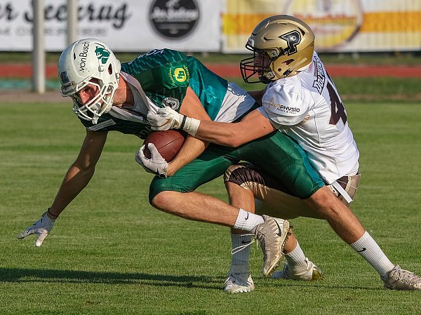 Hohe Intensität: Im Derby ging es in vielen Situationen kämpferisch zu, auch die heißen Bedingungen taten ihr Übriges. Dennoch konnten die Bulldogs den Verteidigern der Paderborner immer wieder entwischen. - © Andreas Zobe