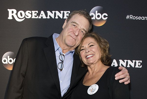 John Goodman und Roseanne Barr sind heute beide 65 Jahre alt. - © AFP