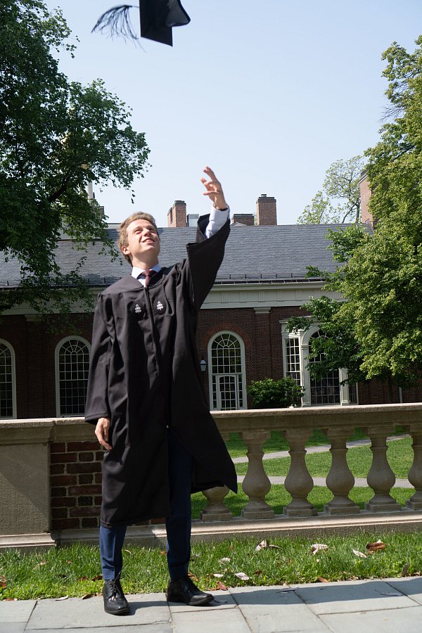 Geschafft! Florian Bochert wirft auf dem Harvard-Campus den Absolventenhut in die Luft. Seit Juni ist der 22-Jährige zurück in Bielefeld. Und will in Deutschland bleiben. - © Florian Bochert