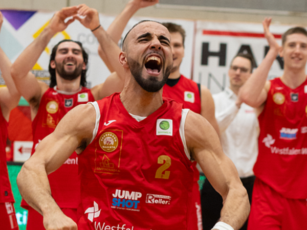 Gemeinsam mit ihren Fans kämpfen die Gartenzaun24 Baskets Paderborn für den Erfolg! - © Gartenzaun24 Baskets Paderborn