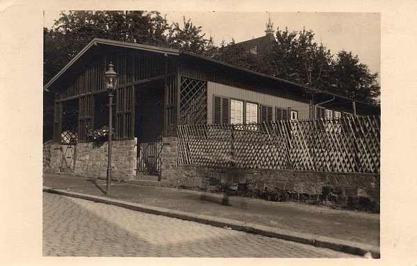 Das Haus im Jahr 1930: Als "Eigenheim der Arbeiterjugend" bezeichnete es die Volkswacht damals. 1933 besetzten Nazis die Baracke. - © Archiv Heidemann
