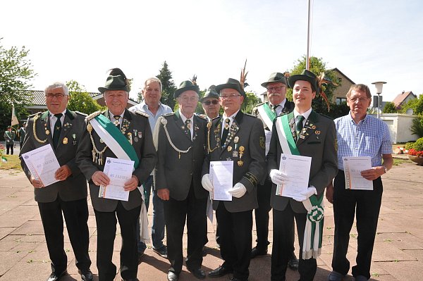 Dieter Kuhn (v.l.), Rolf Kniepkamp, Detlef Kronsbein, Reinhold Obermann, Detlef Leuering, Friedhelm Schmitt, Harald Jürgens, Jannik Peiniger und Manfred Pieper vom Schützenverein Lenzinghausen. - © Stefanie Boss Stefanie Boss