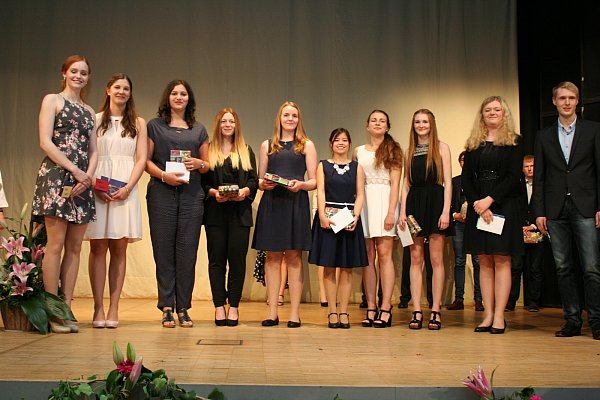 Erhielten Geschenke: Im Abiturjahrgang zeichnen sich etliche Schüler auch durch besonderes soziales Engagement aus. - © Sonja Rohlfing
