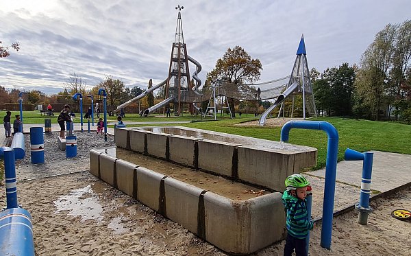 Der Gartenschaupark ist mit dem Wasserspielplatz und den beiden Klettertürmen ein Paradies für Kinder. - © Birgit Vredenburg