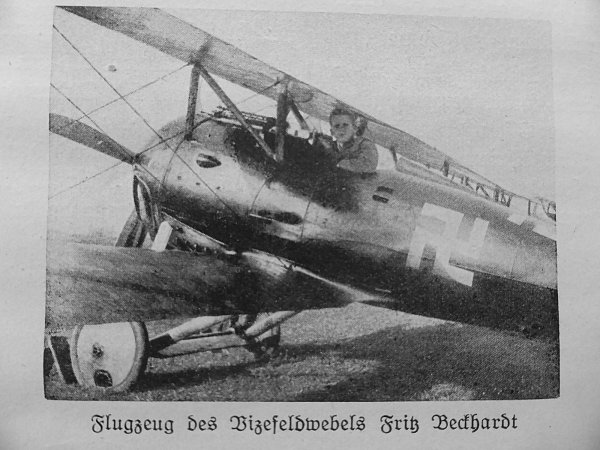 Hochdekorierter Jagdflieger: Großvater Fritz Beckhardt 1918 im Flugzeug mit Hakenkreuz. - © Privat
