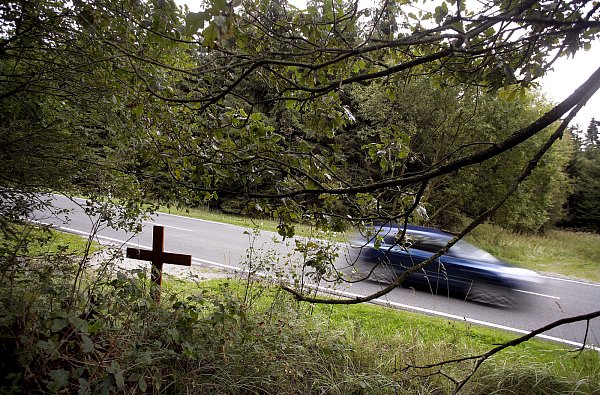 Mahnende Erinnerung: An der L 817 wurde die Leiche von Frauke Liebs gefunden. Ein Kreuz hält die Erinnerung wach. - © Tyler Larkin