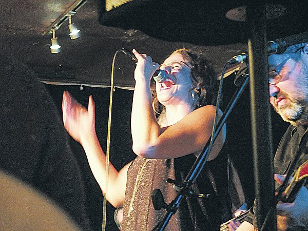 Höhepunkt: Mit Gast-Star Tanja Telschow aus Stuttgart bog die Bluesnacht in die Zielgerade ein. - © Thomas Klingebiel