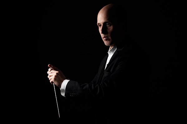 György Meszaros leitet die Winterarbeitsphase 2024/2025 der Jungen Sinfoniker. - © GERNOT KASPERSETZ