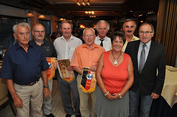 Frisch geehrt: Josef Kreutmair (v.l.), Dieter Kästner, Reinhard Liebert, Wilfried Bergmann, Hans Wiebrock, Heide Kreutmair und Richard Moser haben im Brenner Hotel die Auszeichnung zum Deutschen Meister und/oder Bundessieger überreicht bekommen. - © Felix Boche