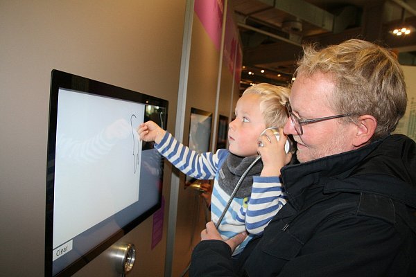 Konzentriert bei der Sache: Der Paderborner Thomas Ide mit seinem Sohn Karl am Doodle Tuner. - © Andreas Götte