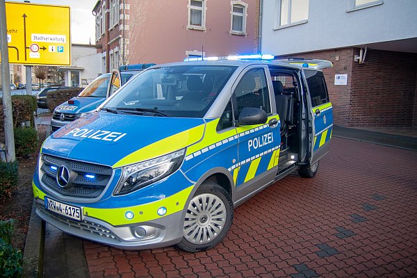 Der neue Flitzer (Mercedes-Benz Vito) der Lübbecker Polizei hat nicht nur genügend Stauraum, sondern kann auch durch die vielen Blaulichter nicht übersehen werden. - © Noah Brümmelhorst