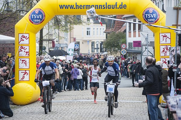 Der Nobody: Yohannes Hailu Atey lag bei der Zwischenzeitnahme in Oerlinghausen noch vorn. FOTO: JÖRG DIECKMANN