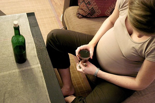 "Mal ein Glas Wein geht schon." Dieser Satz hält sich hartnäckig. Doch Alkohol in der Schwangerschaft kann fatale Folgen haben. - © picture-alliance / BSIP/RENARD