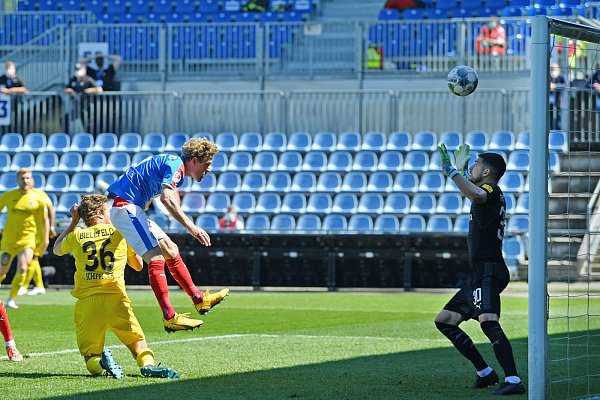 In der 92. Minute köpft Sven Schipplock an Kiels Keeper Ioannis Gelios vorbei ins Tor. - © Thomas F. Starke/DSC Arminia