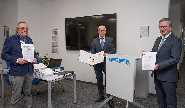 Martin Nowosad (Deutsche Bahn/v. l.), Heinrich Hillebrand (PB 1) und Bürgermeister Michael Dreier bei der Unterzeichnung. - © Bremer AG