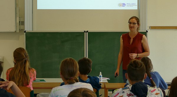 Engagiert machte Katharina Will von der Polizei Höxter auf die Gefahren des Internets aufmerksam. - © St. Xaver