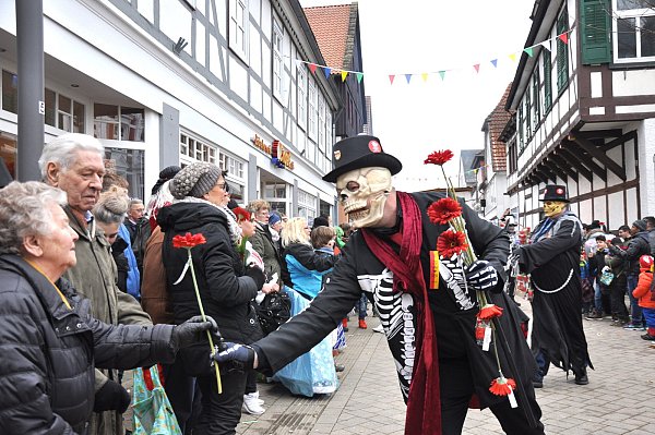 Skurril: Eine als Tod verkleidete Gruppe (IG Reelser Karneval) verteilte Kunstblumen an die Zuschauer. - © Helga Krooß