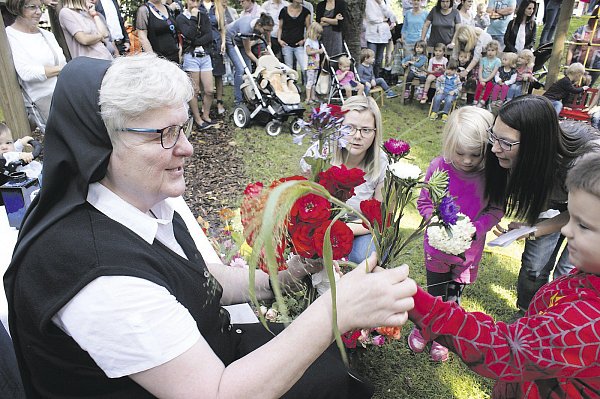 Abschiedsfeier: Kinder überreichen Schwester Veronika Blumensträuße. - © Privat