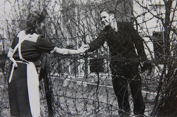 Englische Besatzungszeit: Liebe durch den Stacheldraht. Foto: Stadtarchiv
