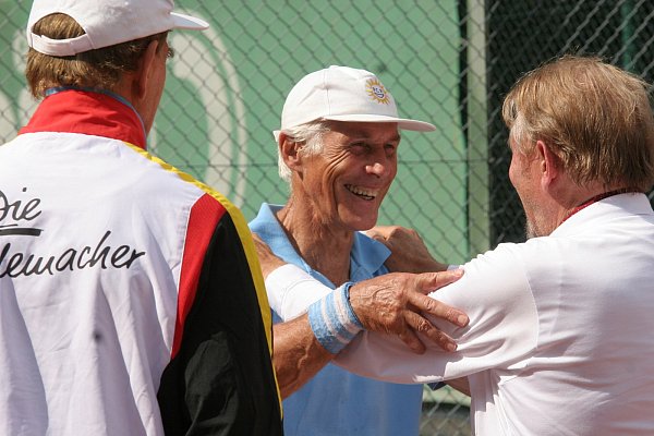 So sah es 2017 in Espelkamp aus: Nach dem entscheidenden Punktgewinn durfte sich Eltjo Sasker über viele Gratulanten freuen, Paul Gauselmann (r.) war als Erster beim Niederländer. Foto: Andreas Gerth - © Andreas Gerth