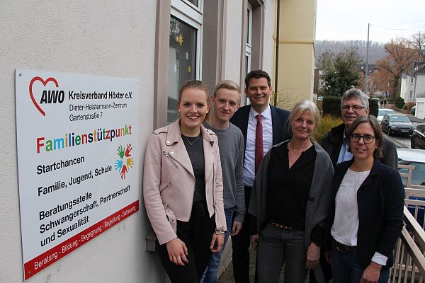 Die Bundesfreiwilligen Marleen Vogt (v.l.) und Tjorben Eggers zusammen mit Thorsten Klute (Vorstand des AWO-Bezirksverbandes Ostwestfalen Lippe), Marion Nawrath (Leiterin des Dieter-Heistermann-Zentrums), dem Bundestagsabgeordneten Christian Haase und Ute Diekmann (Koordinatorin Freiwilligendienste der AWO OWL). - © Sebastian Beeg