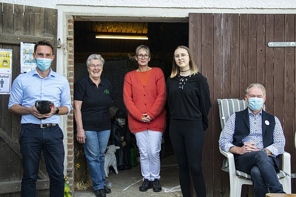 (v.l): Martin Schuster mit einem Huhn, Christel Poesze, M. Schmidt-Kowera und Saskia Schmidt vom RGZV Fauna und Bündes Bürgermeister Wolfgang Koch - © Joel Beinke