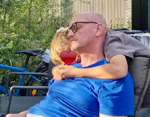 Umarmung für den Papa: Jörn Spilker leidet an einem bösartigen und aggressiven Hirntumor. - © Nicole Spilker