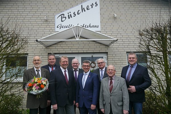 Friedrich Wilhelm Scheding (v.l., Ehrenobermeister), Axel Brokamp (Vorstand Innung), Hermann Schulte-Hiltrop (Hauptgeschäftsführer Bauverbände NRW), Thomas Brinkmann (Geschäftsführer Kreishandwerkerschaft Wittekindsland), Stephan Becker (Vorstand Innung), Heinz-Ludwig Wehmeyer (Schulleiter Bau Berufsschule Wilhelm-Normann-Berufskolleg Herford), Reinhard Jungk (Geehrter) und Holger Knöpke (Vorstand Innung). - © Louisa Kohnert