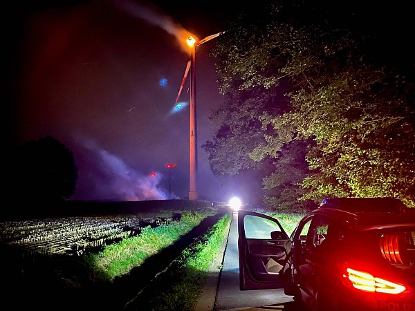 Die sogenannte Gondel eines Windrads steht am frühen Morgen in Neuenkirchen in Flammen. Die Brandursache ist unklar. Der Betriebskopf brannte völlig aus. - © Stefan Klausing/Feuerwehr Neuenkirchen
