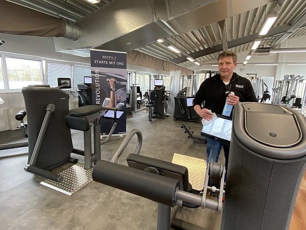 Kai Braun, Geschäftsführer des Browns Active Parks, staubt das neue Zirkelsystem ab. Er hat 190.000 Euro investiert. - © Gabriele Grund