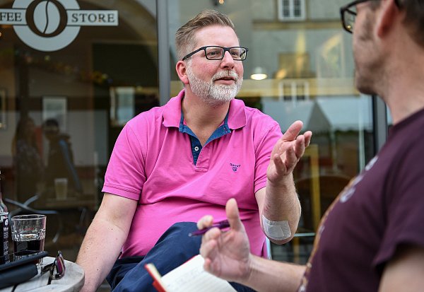 Selbstbewusst, aber auch ehrfürchtig: Thorsten Lehmeier gibt im Gespräch mit NW-Mitarbeiter Gregor Winkler die Ziele seines Klubs für die anstehende Oberligasaison bekannt. - © Christian Weische