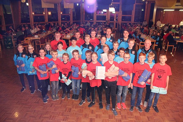 Fußball-Kreismeister: Sowohl die E-Junioren (in Rot) wie die D-Junioren der JSG Nord haben den Titel geholt. - © Klaus Frensing