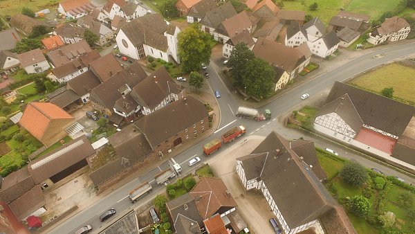 Kreuzung in Godelheim: Im Ortskern der Bundesstraße mit der Kreuzung zur Bundesstraße 83. - © Jens Reddeker