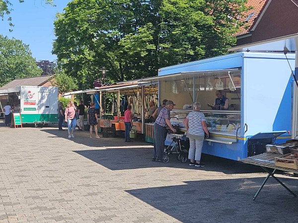 Die treue Stammkundschaft auf dem Rahdener Wochenmarkt schätzt den vielfältigen Angebots-Mix aus regionalen Produkten und internationalen Spezialitäten. - © Alexandra Stratmeier