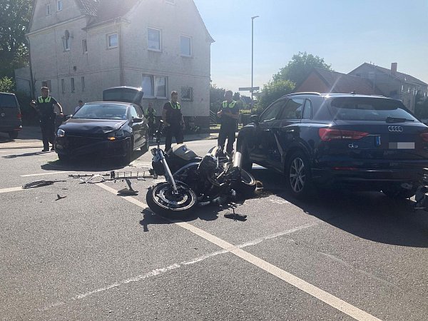 Der Motorradfahrer ist lebensgefährlich verletzt. - © Jobst Lüdeking